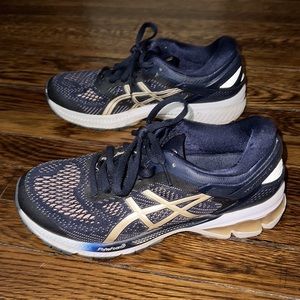 ASICS size 8 sneaker! Like new